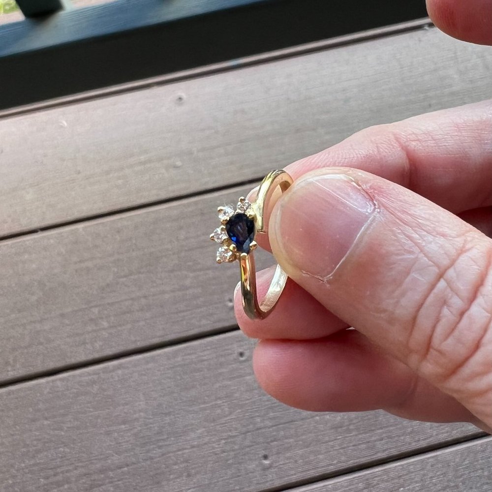 Blue sapphire and diamond 14k yellow gold ring